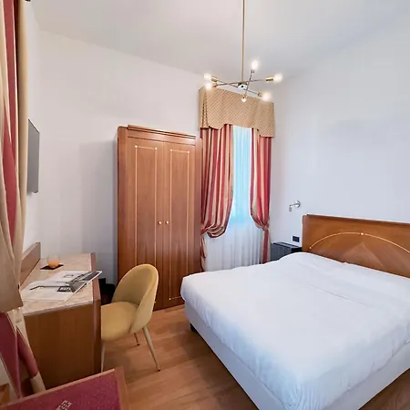 雷齐吉公园酒店 4*