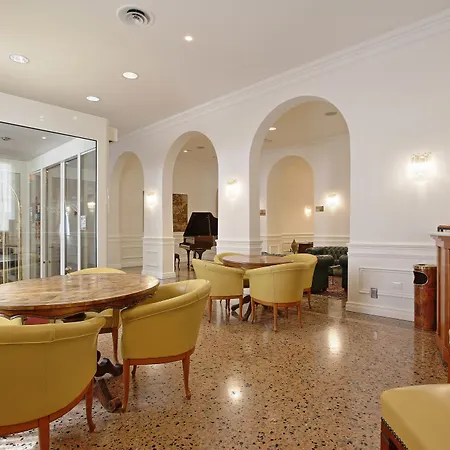 雷齐吉公园酒店 4*