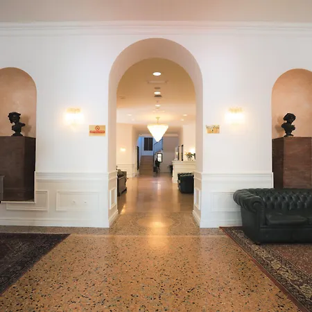 雷齐吉公园酒店 4*